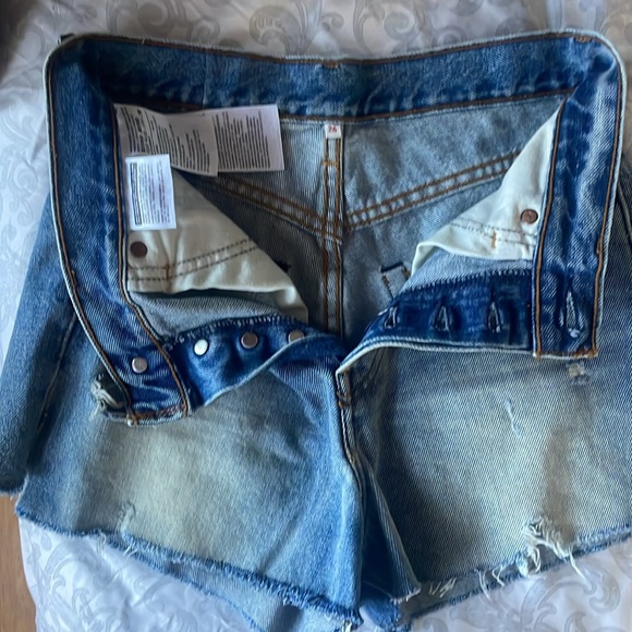 Levi’s (button fly) distress shorts. Size 26. - Picture 4 of 6